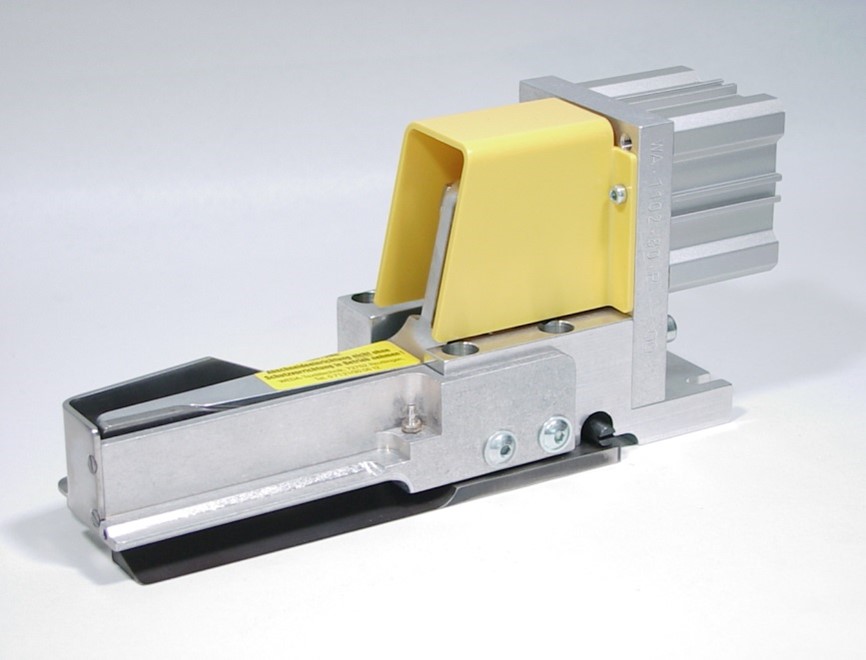 Pneumatischer Bandabschneider WEDA WA-1102 an einer Nähmaschine