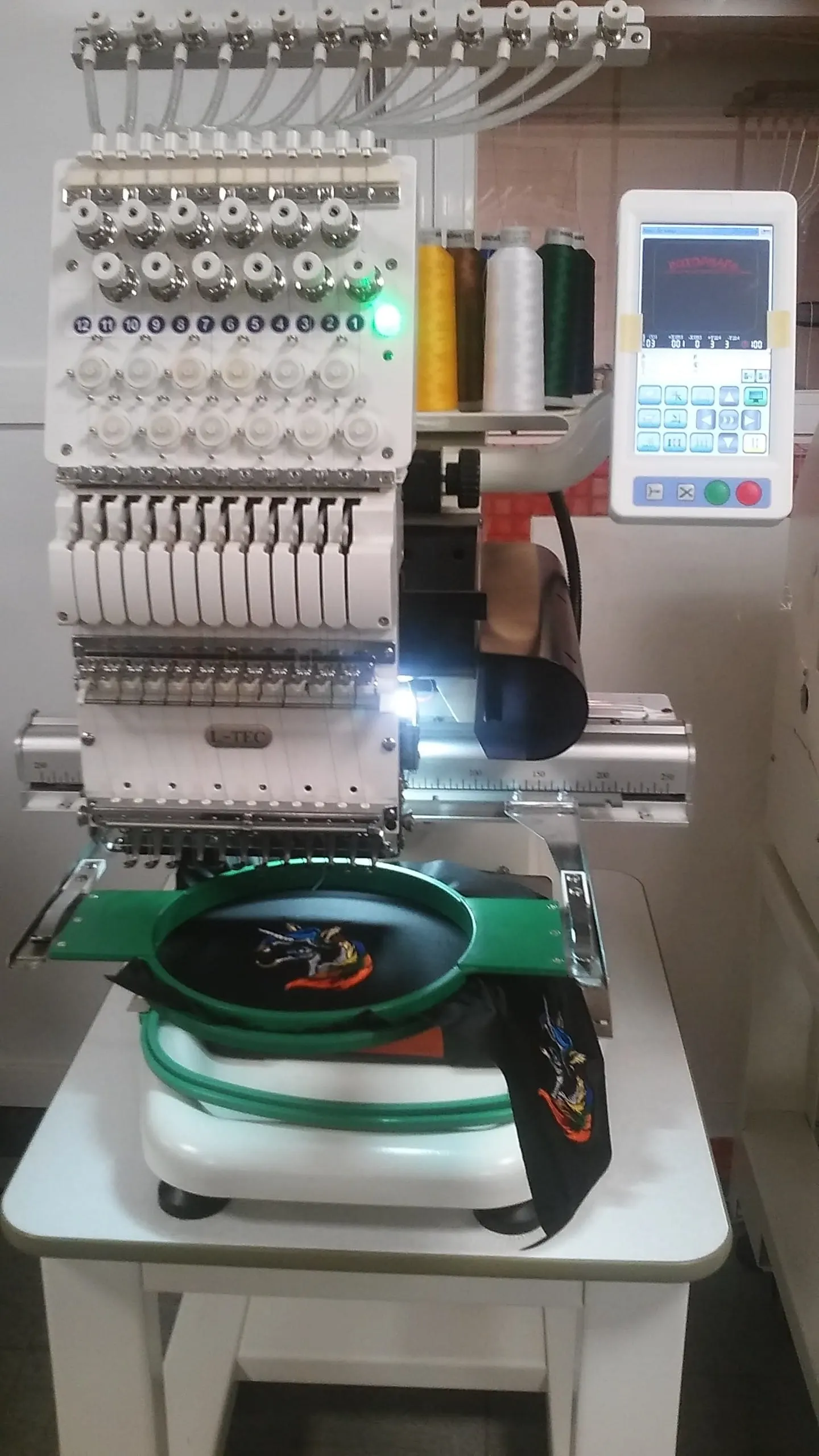 Industriestickmaschine bestickt ein Teil