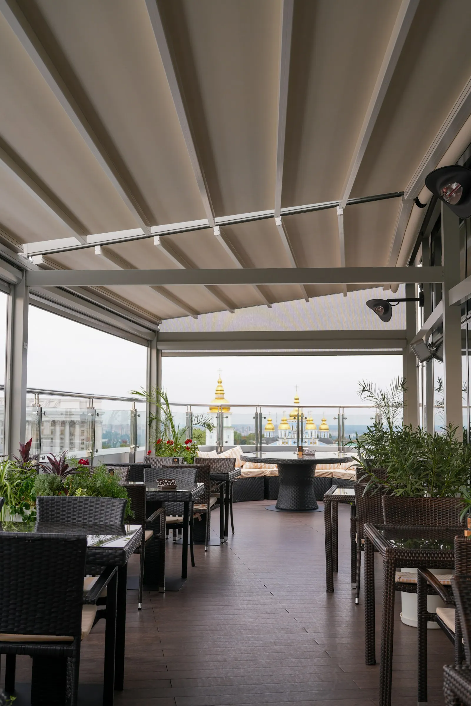 Pergola mit Stoffdach auf einer Terrasse
