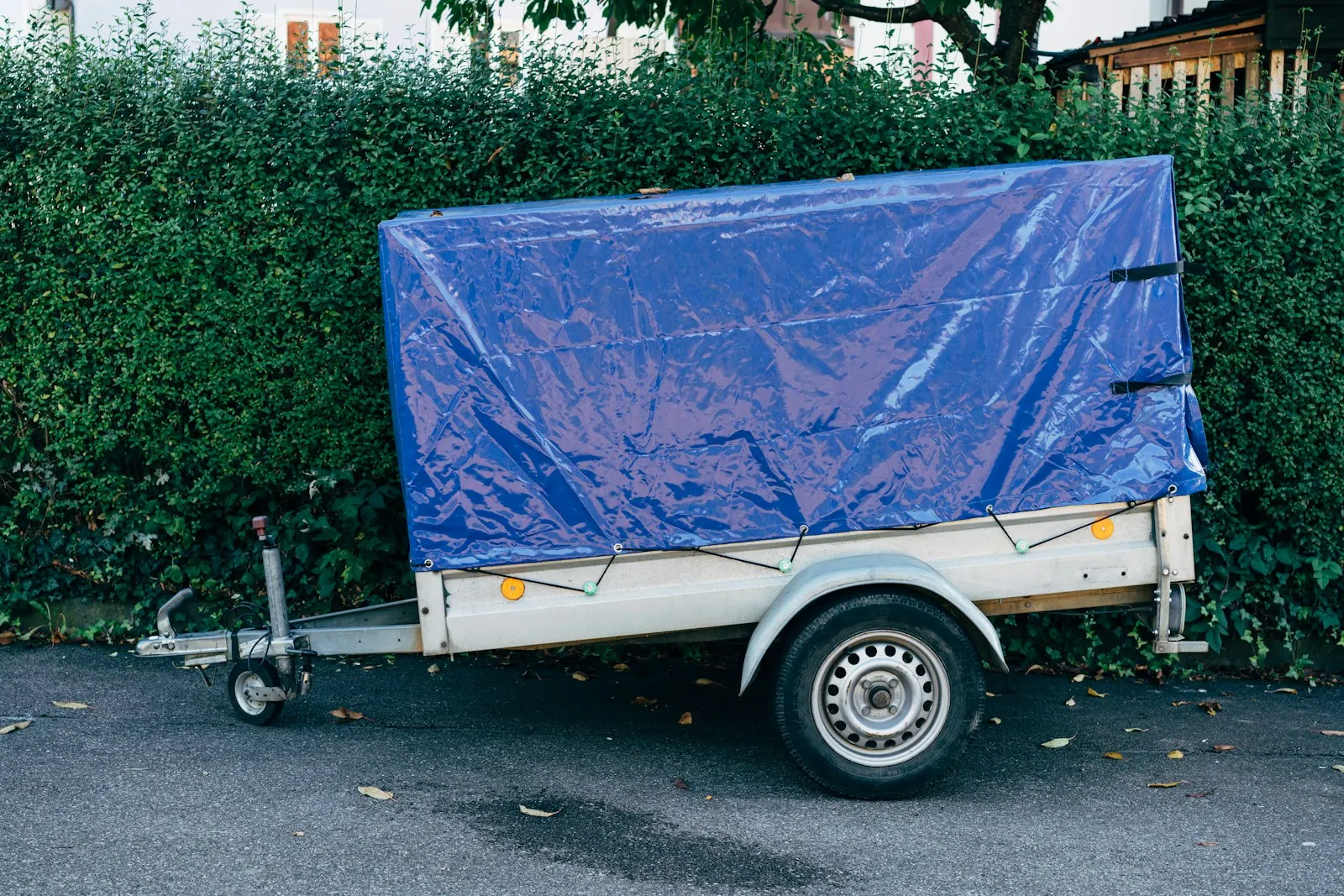 Anhänger mit blauer Plane